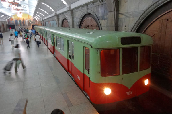 kp-pyongyang_metro-puhung_station-060812-romanbansen-pic2-full.jpg