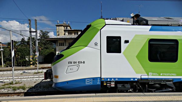 it-trenord-etr104-luino-180720-stefonobressanelli-pic2-full.jpg