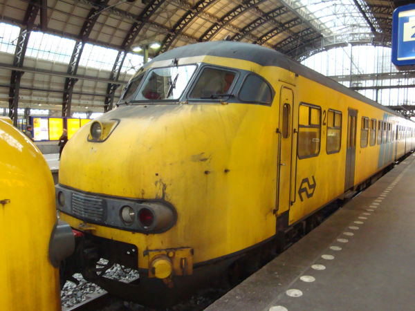 nl-ns-2xhondekop-amsterdamcentraal-100309-full.jpg